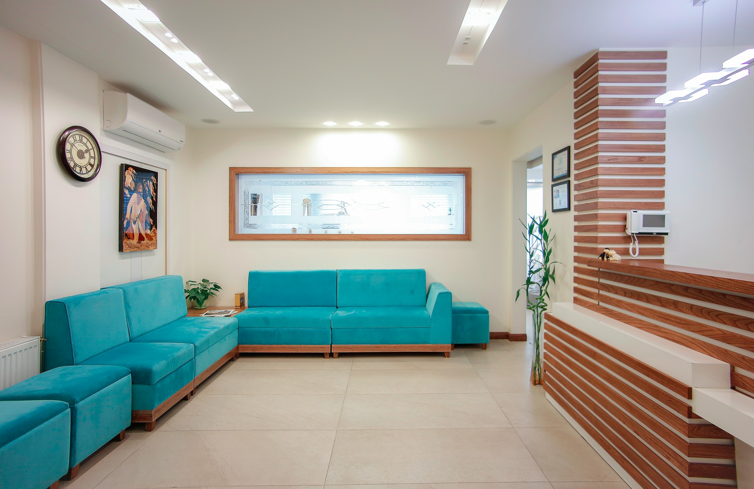 Imagem de uma sala de espera. Nesta seção o candidato a aluno encontra um botão com o link para um formulário Google onde poderá preencher um Formulário de Contato, e também encontrará um botão para entrar em contato via Watsapp com Mr. Souza.